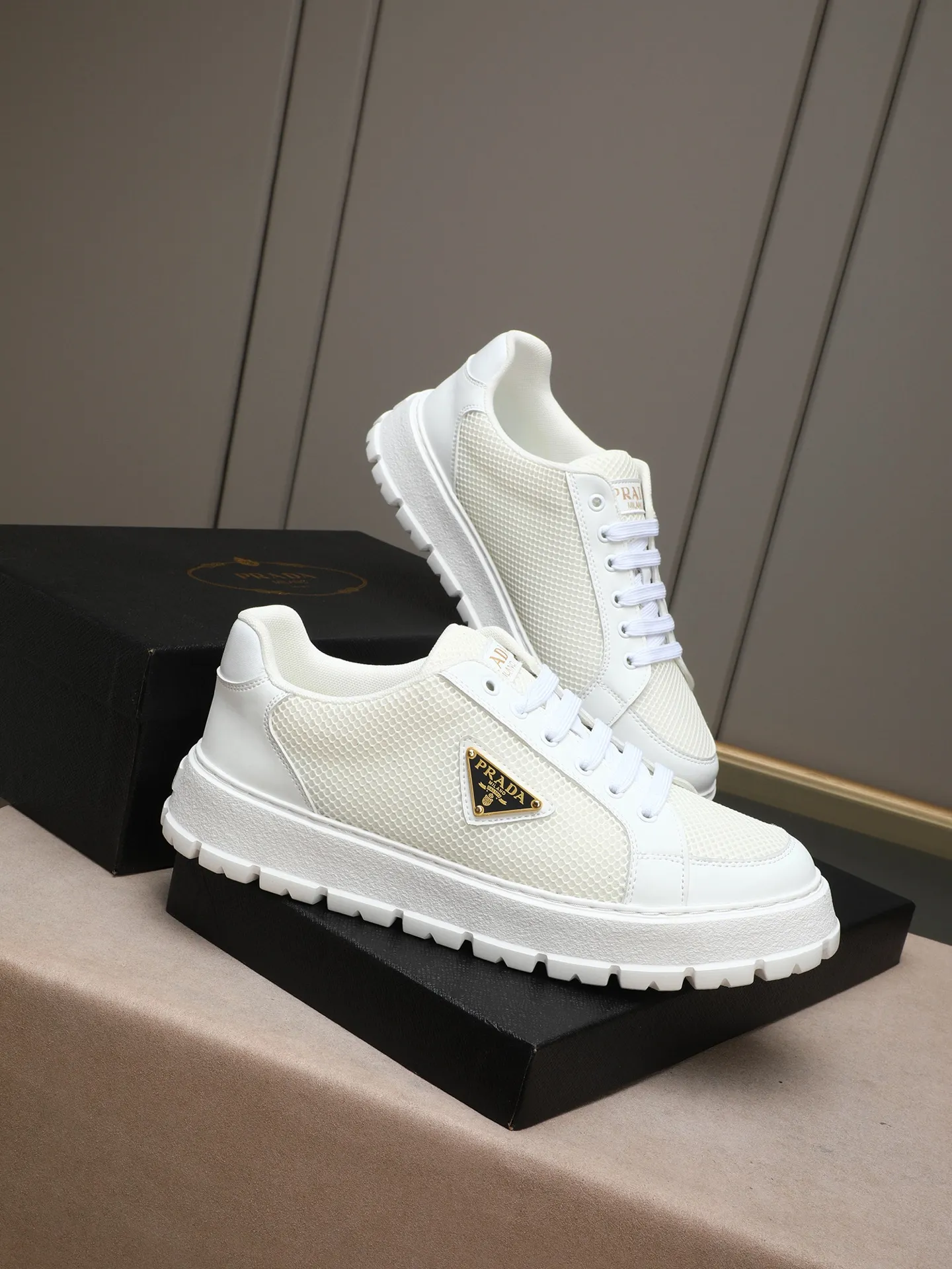 Men's Men's Shoes 💰440 Prada/Prada Men's new casual shoes, this sports shoe is made of imported calfskin upper with breathable mesh and breathable mesh lining. The foot pads are made of sheepskin, and the outsole is made of non-slip sports exclusive rubber outsole with logo. It feels good on the feet and is a fashionable item! Size: 38-44 (45 customized)